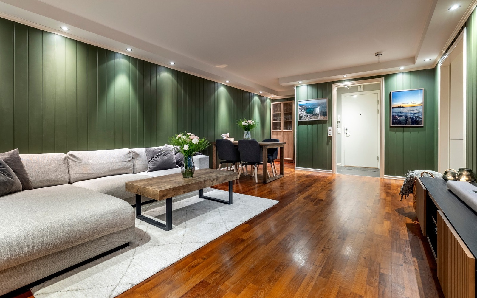 Her er det god plass til sofagruppe, TV-anlegg og spisebord i ulike soner. Galleribilde