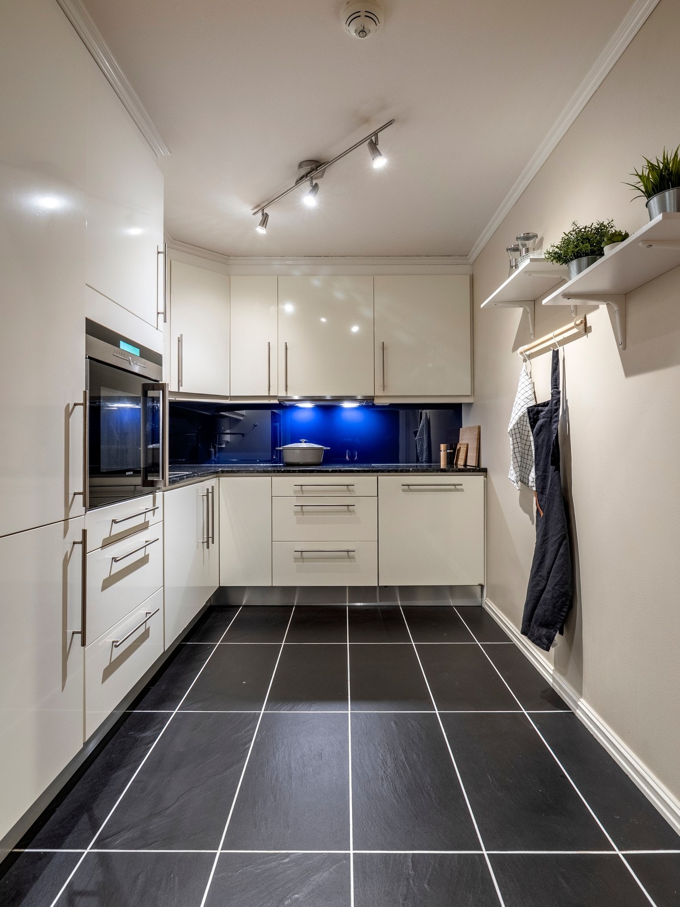 Kjøkkeninnredningen har lyse, glatte fronter og laminerte benkeplater. Galleribilde