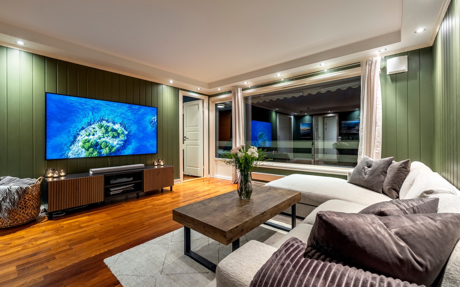 Store vindusflater slipper inn rikelig med naturlig lys, og fra stuen er det utgang til en balkong på ca. 8 kvm. Galleribilde