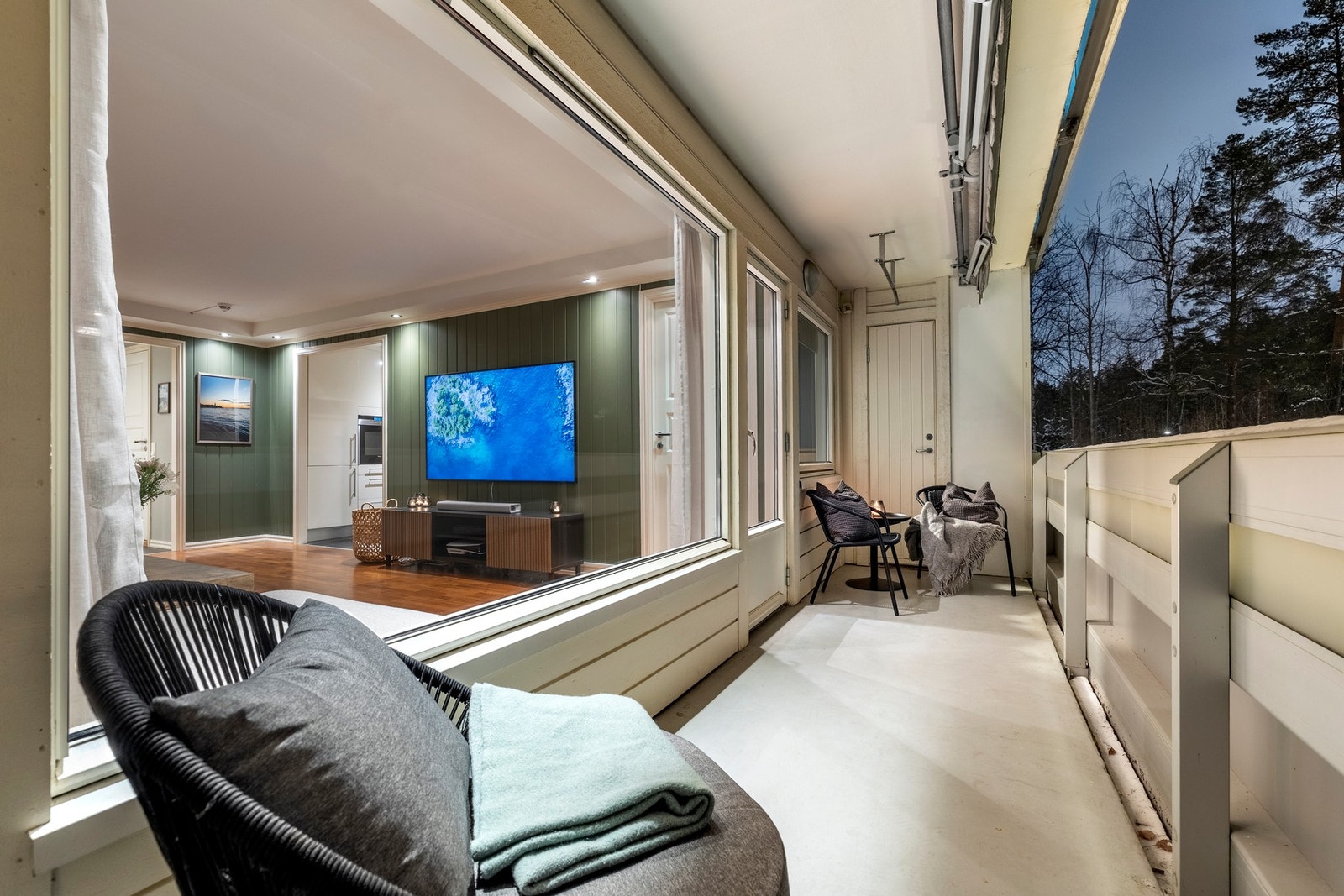 Fra stuen er det utgang til en balkong på ca. 8 kvm som fungerer som en forlengelse av oppholdsrommet i sommerhalvåret. Galleribilde