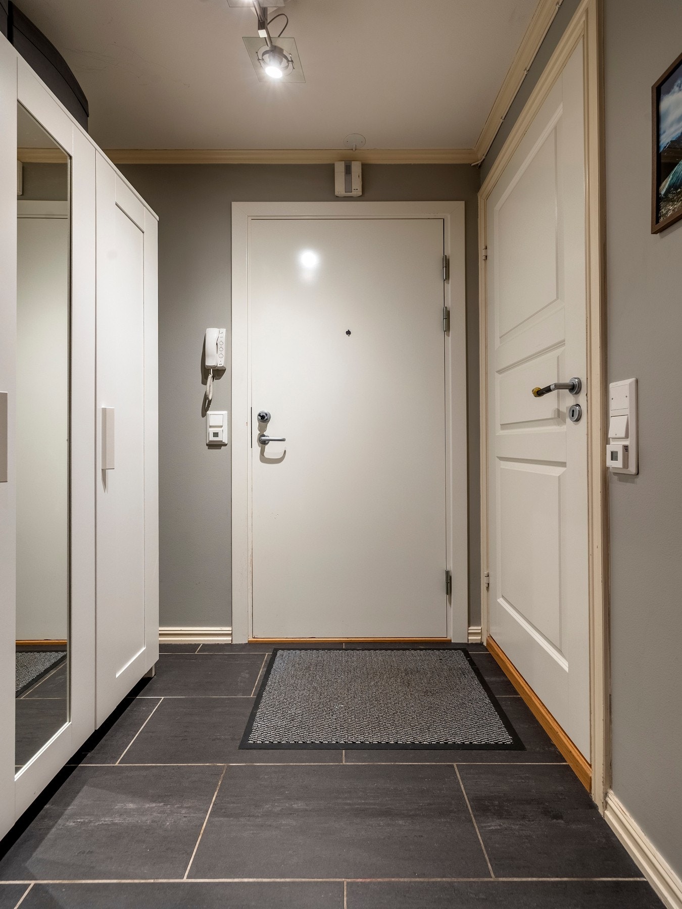 Leiligheten ligger i byggets andre etasje og har adkomst via felles trapperom. Galleribilde