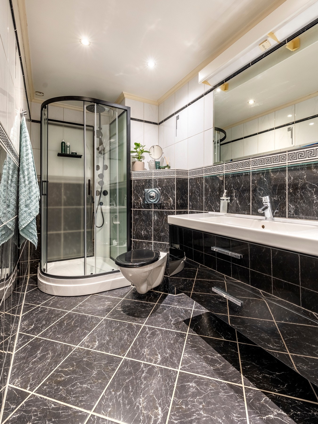 Badet har innredning med nedfelt servant, toalett, dusjkabinett og opplegg for vaskemaskin. Galleribilde