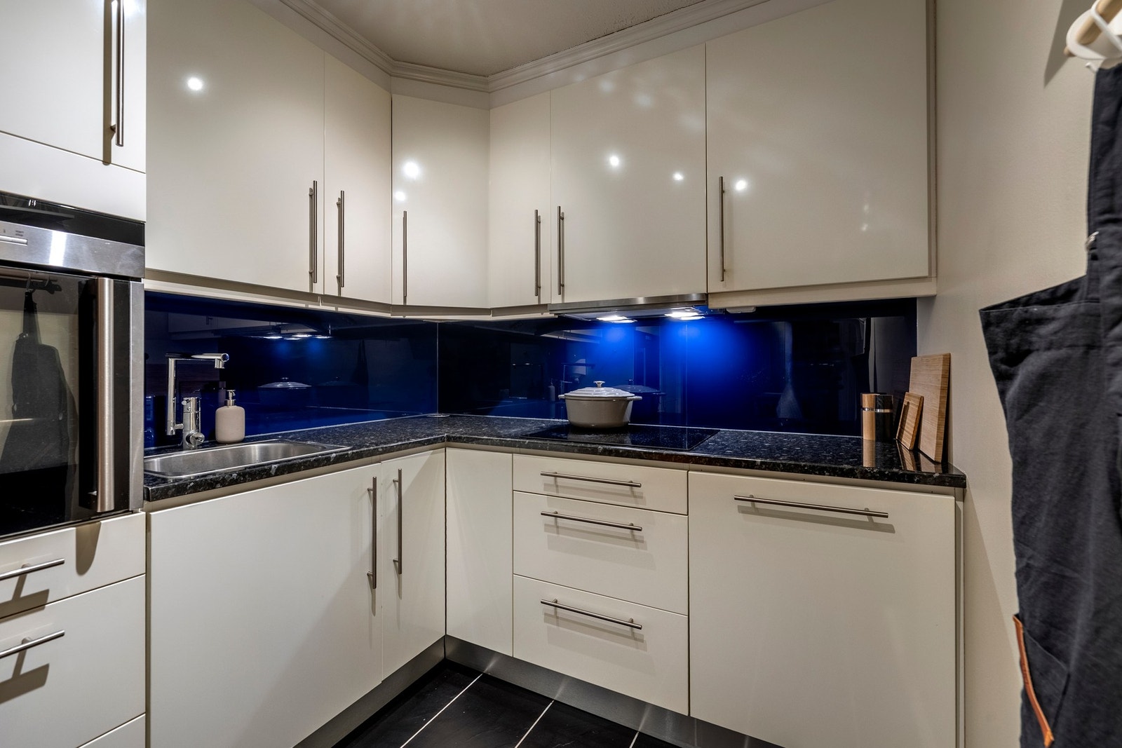 Det funksjonelle L-formede designet utnytter plassen godt og sørger for rikelig med benke- og skapplass. Galleribilde