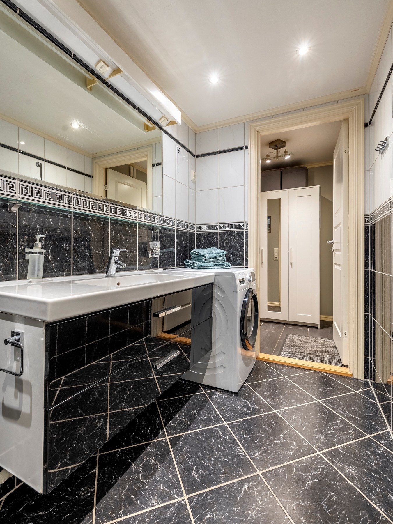 Badet ligger praktisk plassert i tilknytning til entréen og er utstyrt med flislagte vegger- og gulv, elektriske varmekabler og downlights. Galleribilde