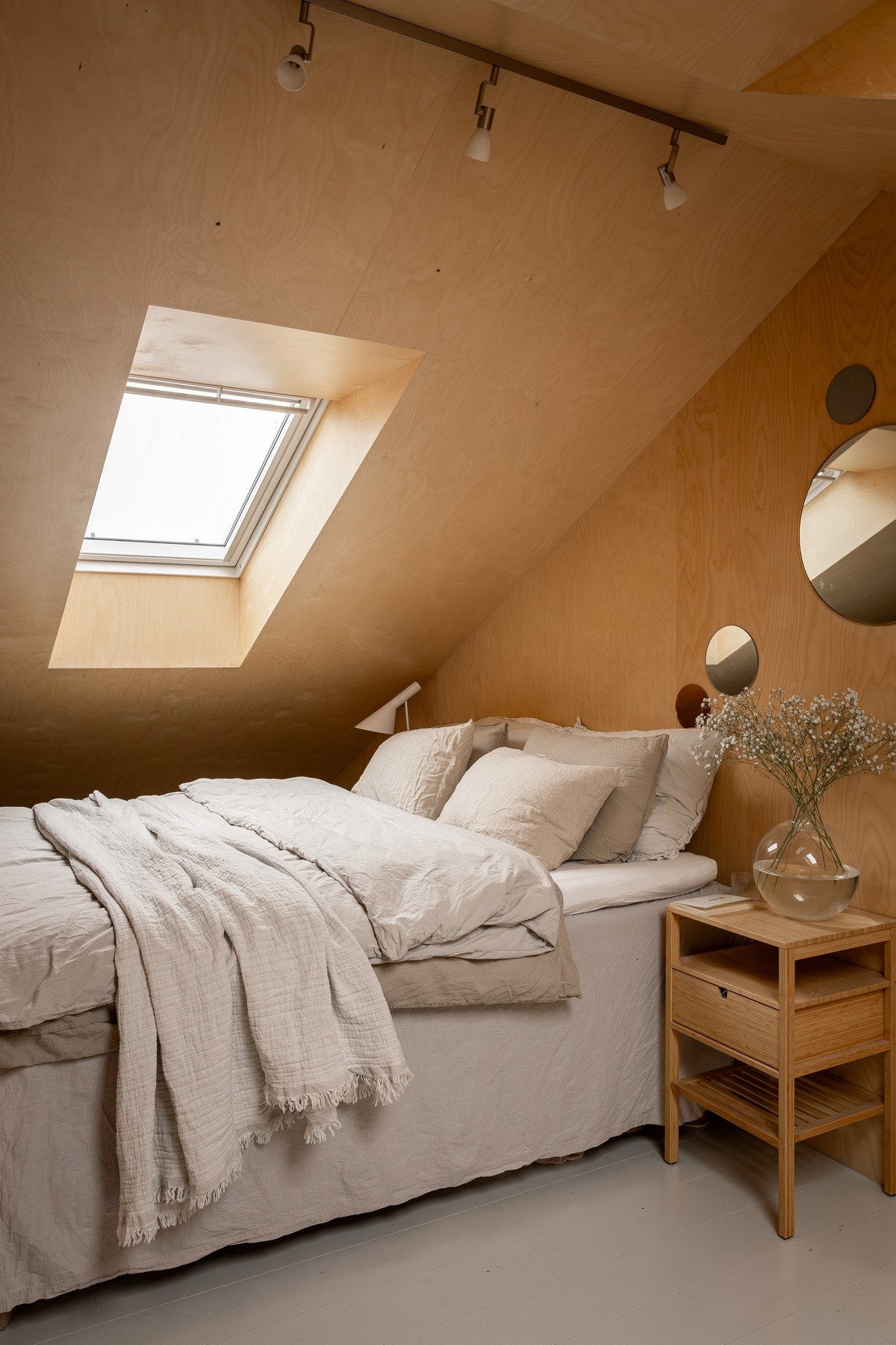 Boligen har i dag 2 soverom, der ett ligger i 2. etasje, mens det andre er plassert på loftet. Galleribilde