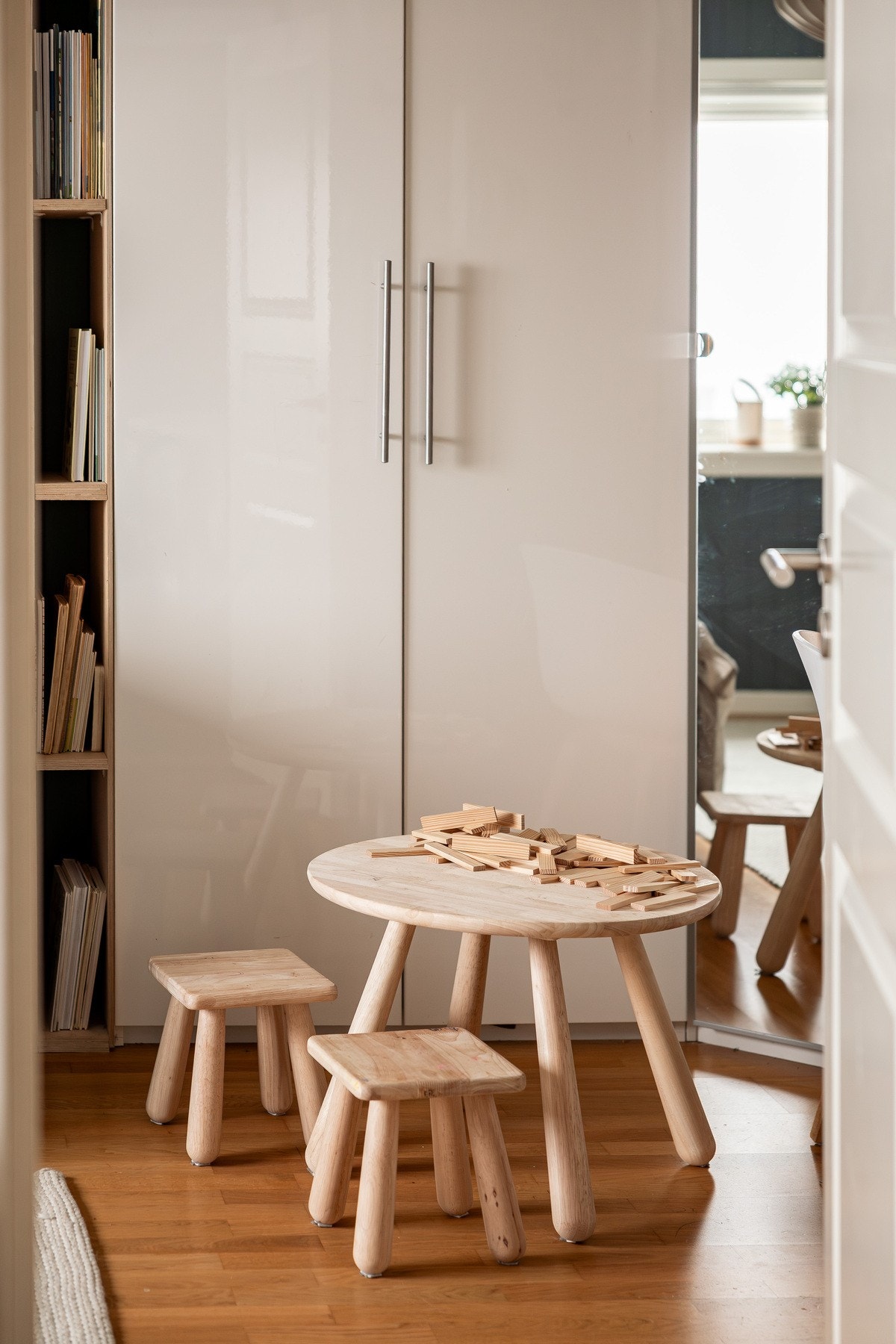 Rommet har garderobeskap og fin plass til annen oppbevaring. Galleribilde