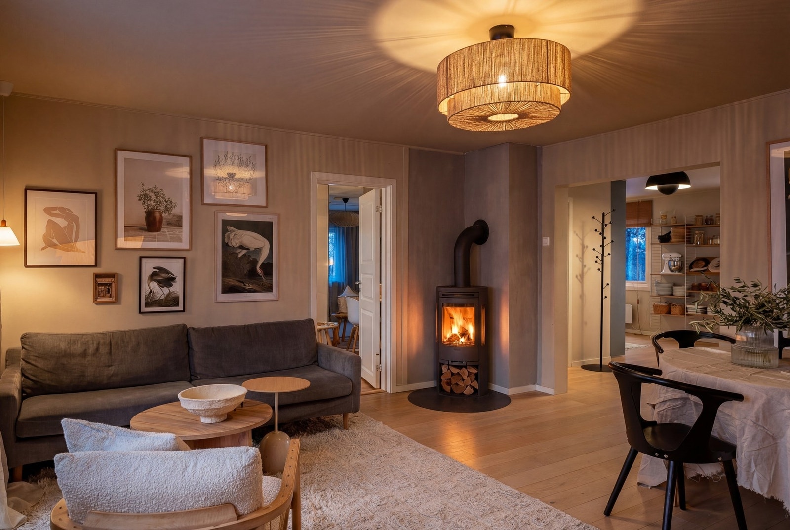 I hjørnet av stuen er det montert peisovn som varmer godt. Galleribilde