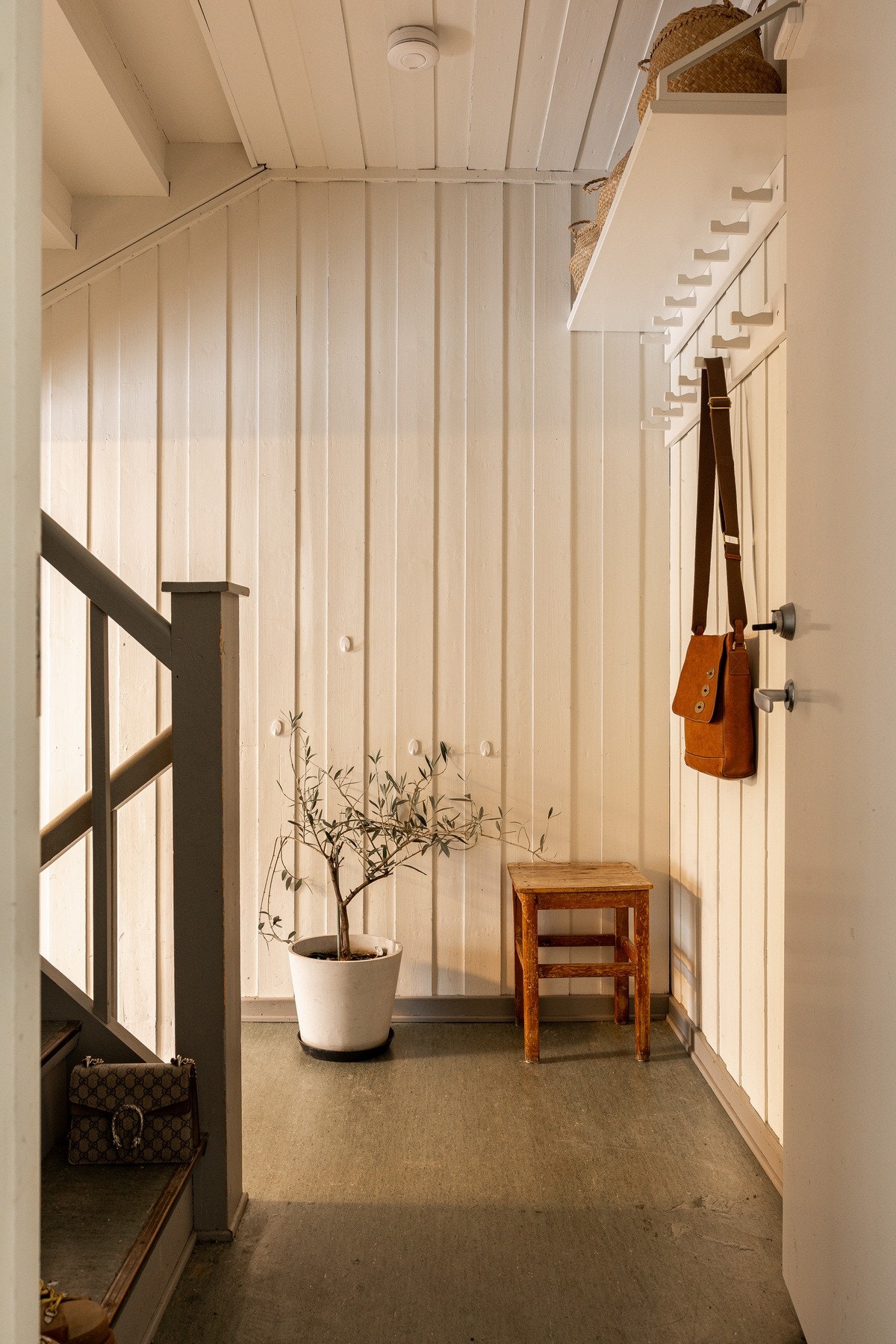 Utenfor leiligheten finnes en romslig og privat gang i trapperommet med god plass til sko, jakker og vinterklær. Galleribilde