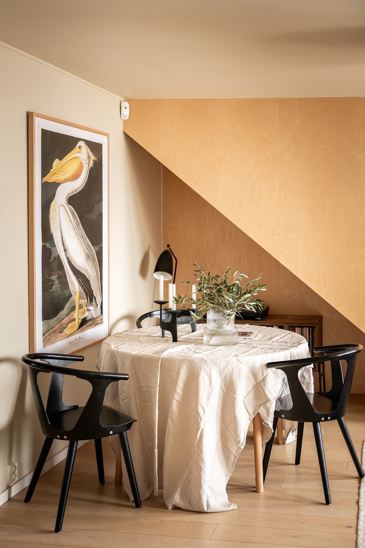 Spiseplass både i stuen og på kjøkkenet. Galleribilde