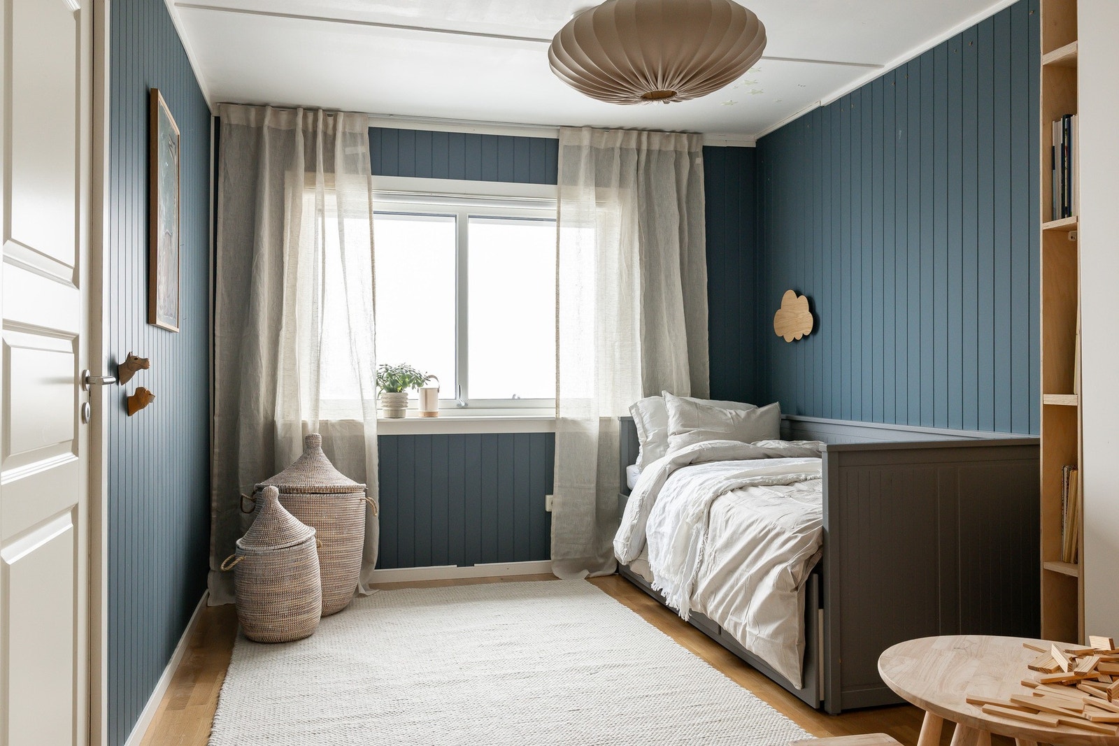 Soverommet i boligens første plan er av romslig størrelse og passer flott som gjesterom, kontor eller barnerom. Galleribilde