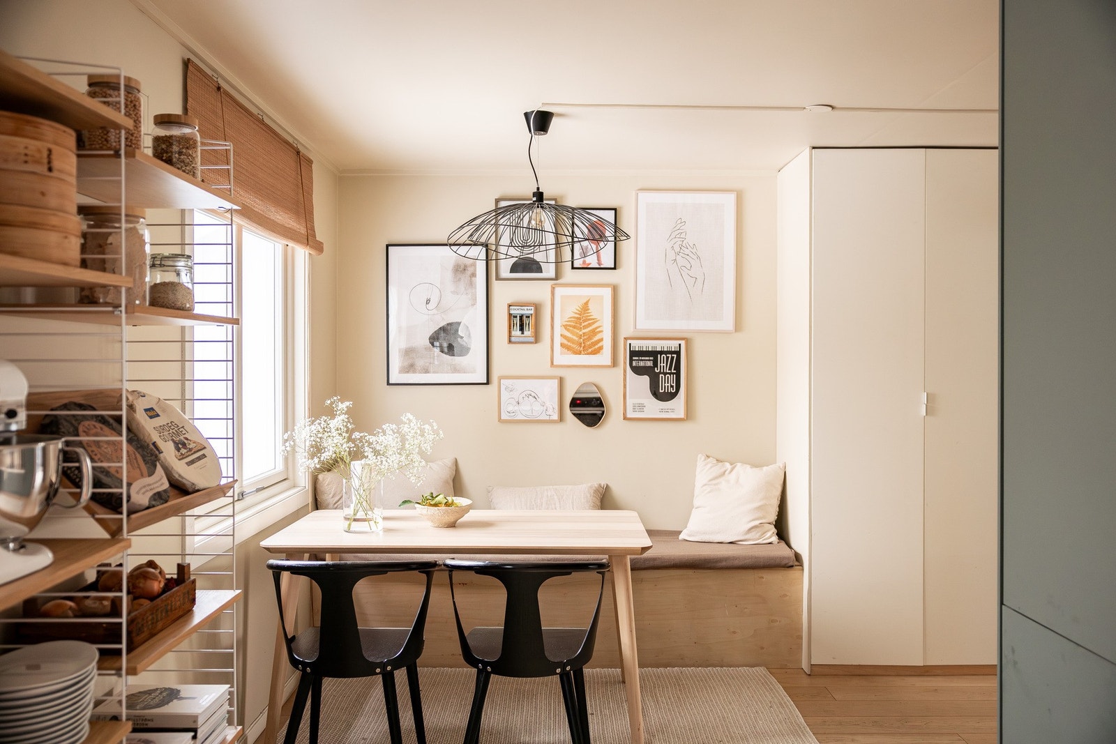 Kjøkkenet er åpent mot spiseplass og stue og fremstår som boligens naturlige samlingspunkt. Galleribilde