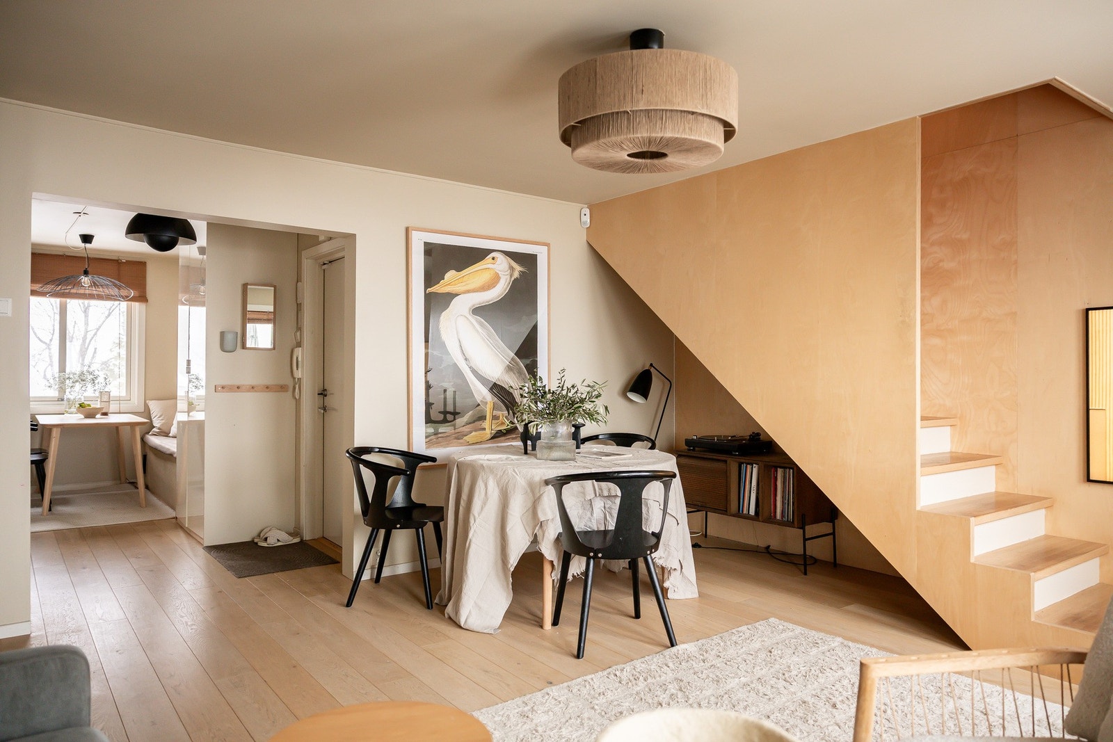 Åpen og sosial hovedetasje med kjøkken, spisestue og stue samlet i et naturlig allrom - familiens samlingspunkt. Galleribilde