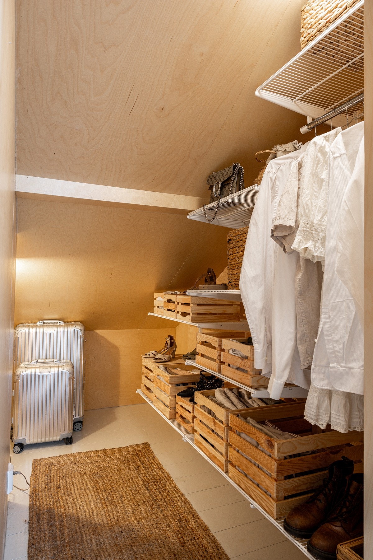 Romslig bod/walk-in-closet i tilknytning. Galleribilde