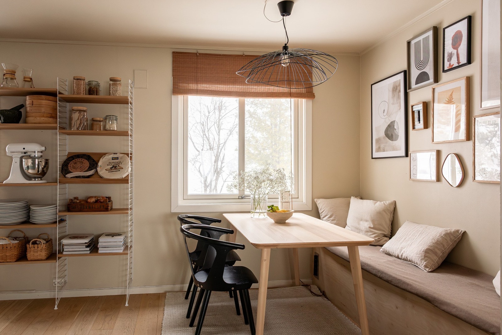 God plass til spisebord under vindu i tilknytning til kjøkkenet. Galleribilde