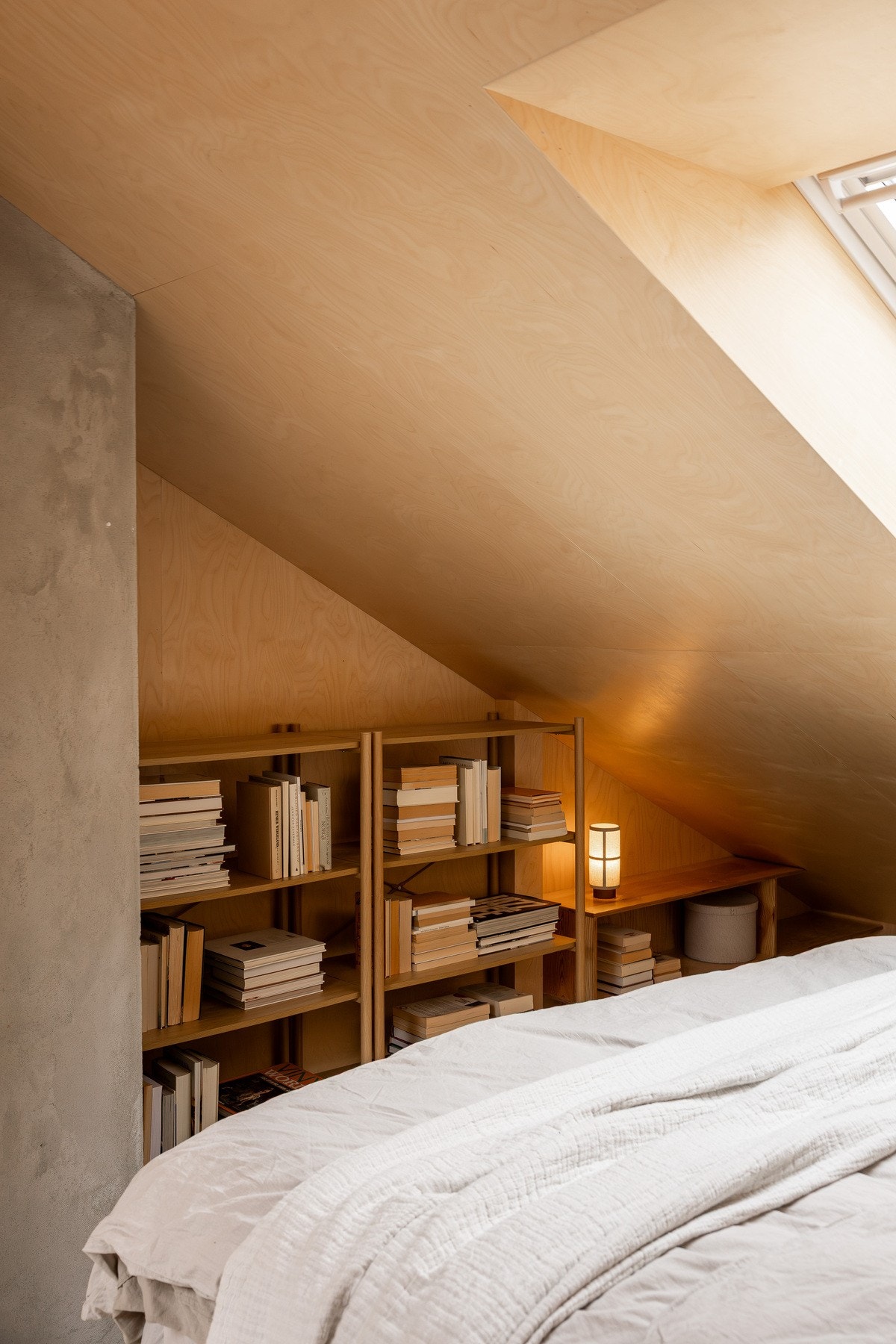 Takvinduer i skråtaket gjør rommene lyse og velfungerende. Galleribilde