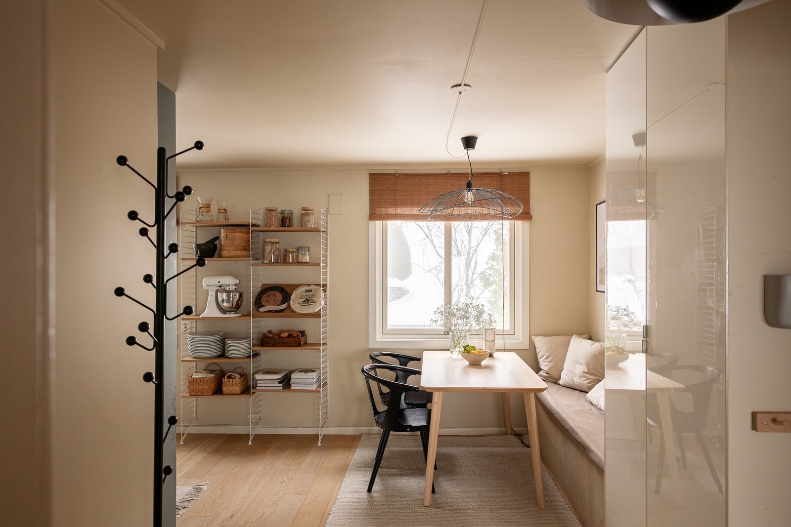 Kombinasjonen av åpen løsning og to separate stuer gir en fleksibel og familievennlig planløsning. Galleribilde