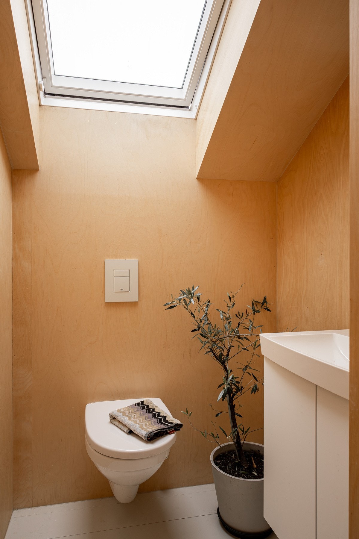 På loftet finnes et separat wc med servant. Galleribilde