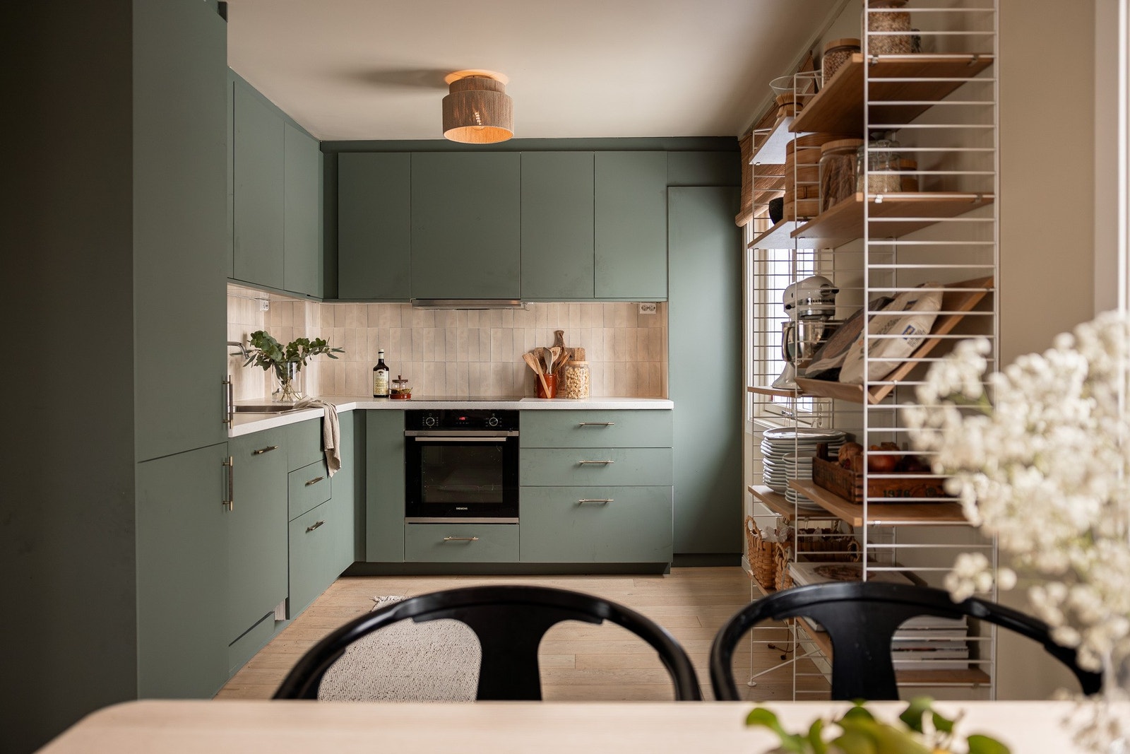 Kjøkkenet ble etablert i 2020 og har innredning fra IKEA med glatte fronter og laminat benkeplate. Galleribilde