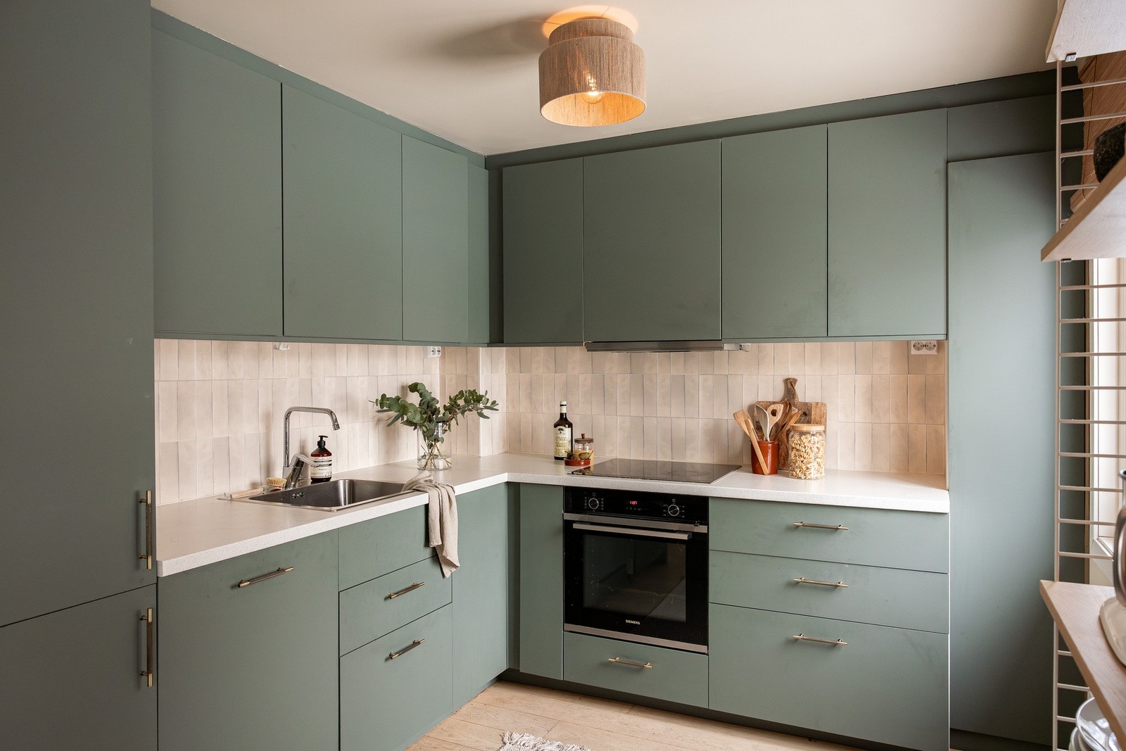 Kjøkkenet er utstyrt med integrerte hvitevarer som platetopp, stekeovn, oppvaskmaskin og kjøle-/fryseskap Galleribilde