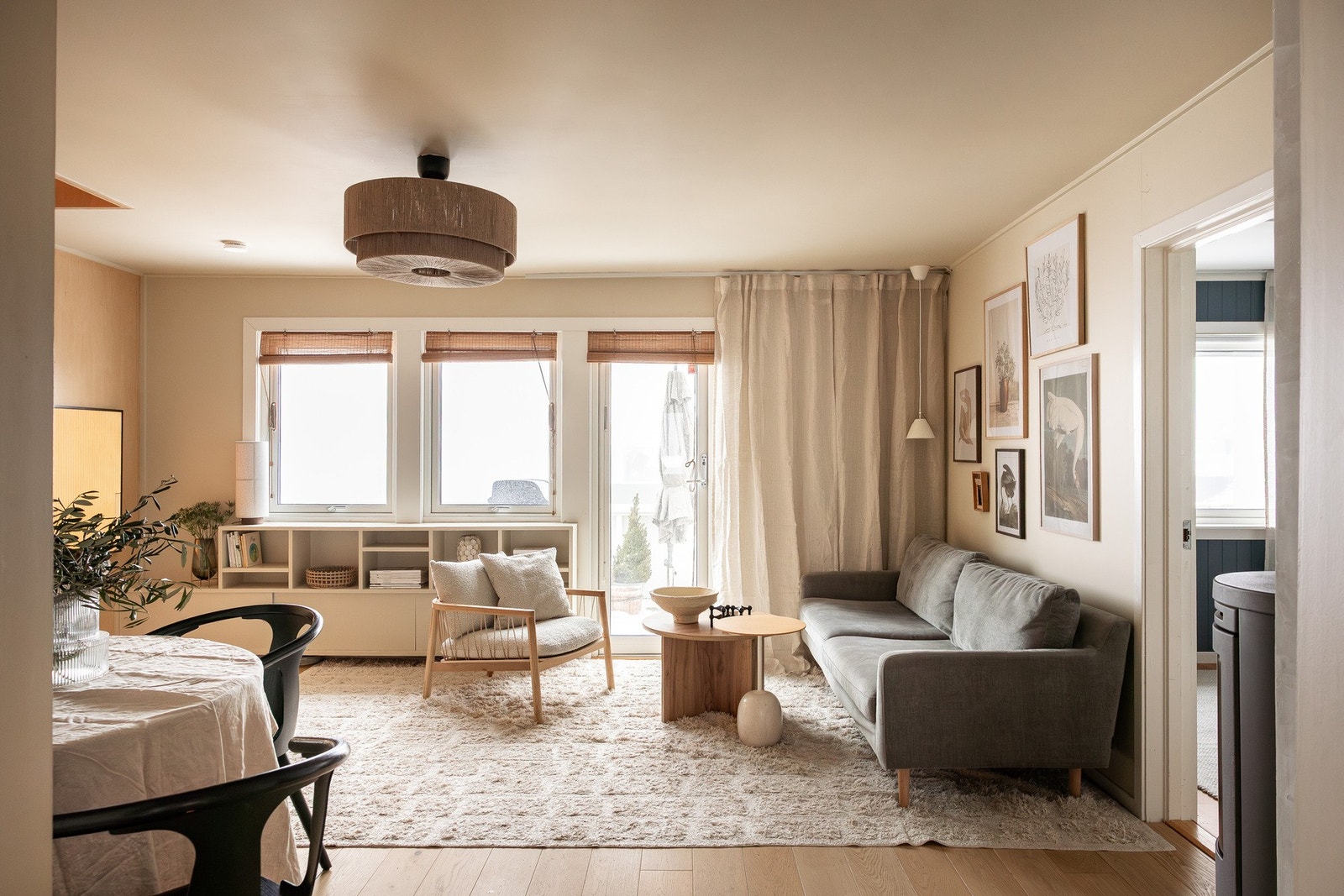 Fra stuen er det direkte utgang til stor, vestvendt balkong på ca. 15 kvm med vidstrakt utsikt over by og fjord. Galleribilde