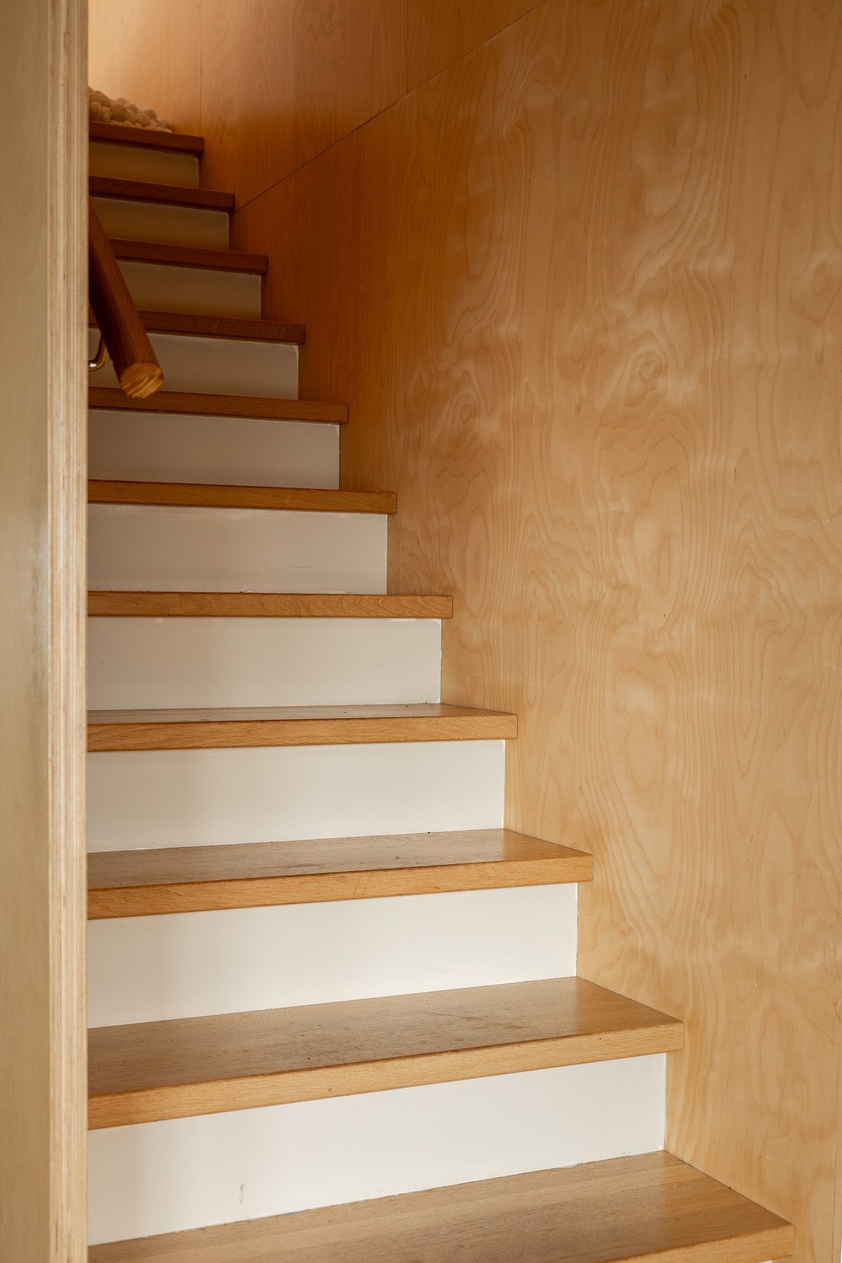 Trappeløp opp til loftsetasjen. Galleribilde