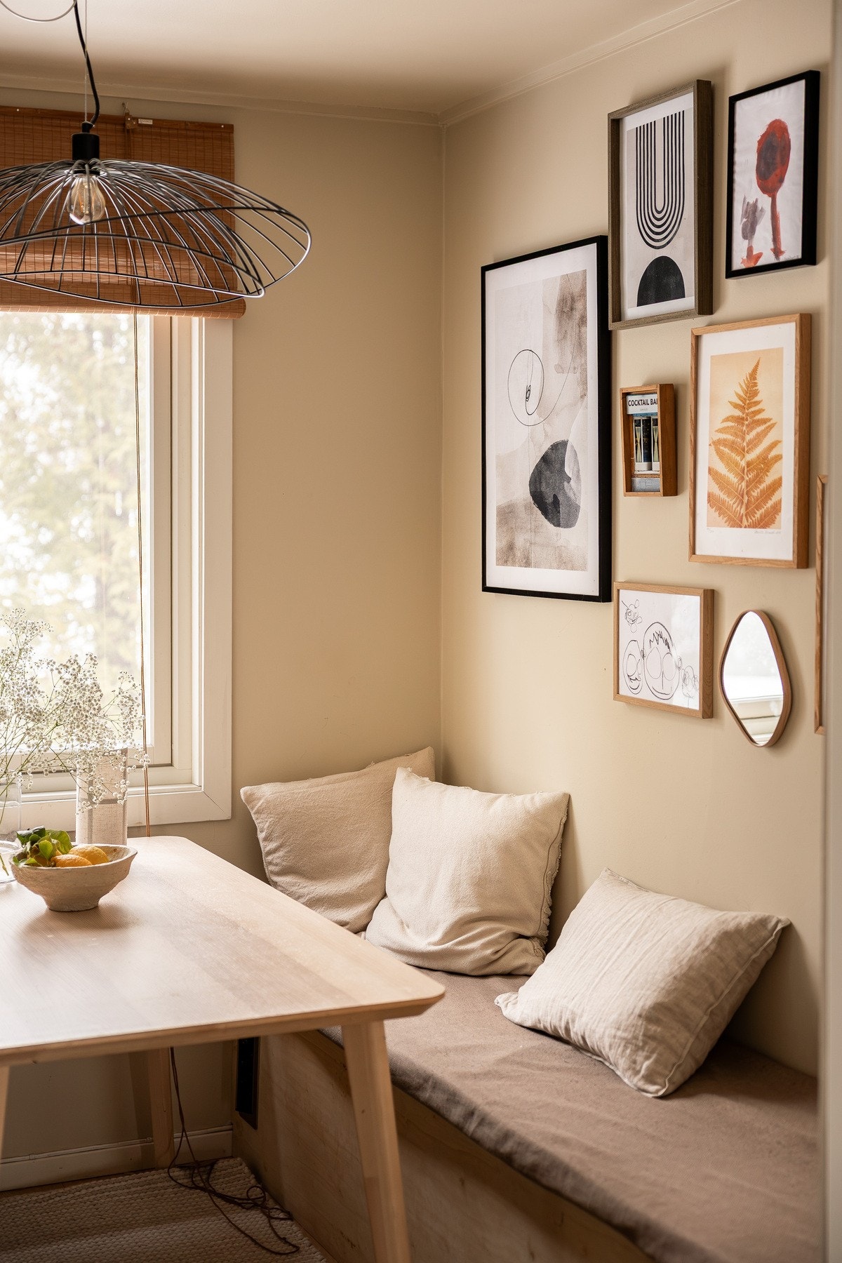 Sittebenken er plassbygget med mye oppbevaringsplass. Galleribilde