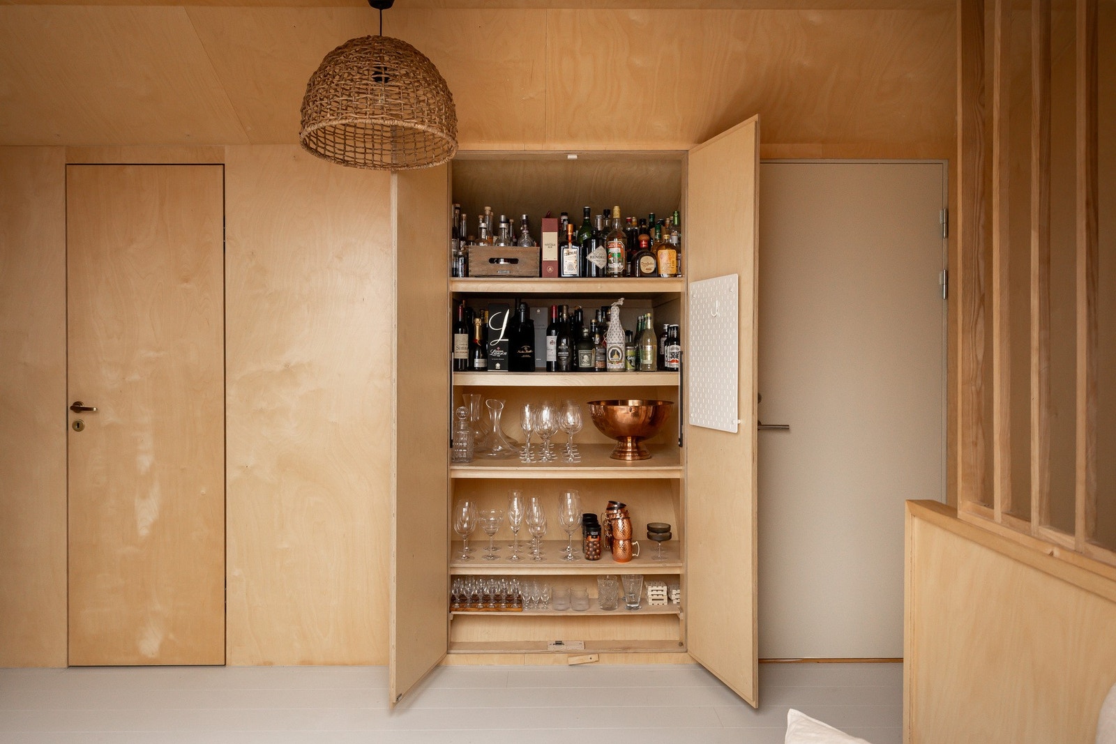 Utstrakt bruk av bjørkefinér på vegger og himling gir boligen et flott utrykk. Galleribilde