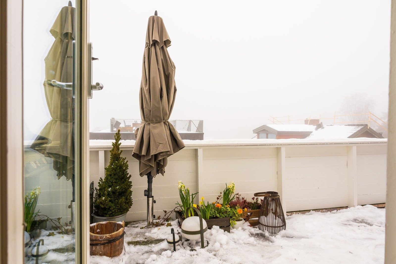 Herfra er det utsikt mot fjorden og byen. (Tåke denne dagen) Galleribilde