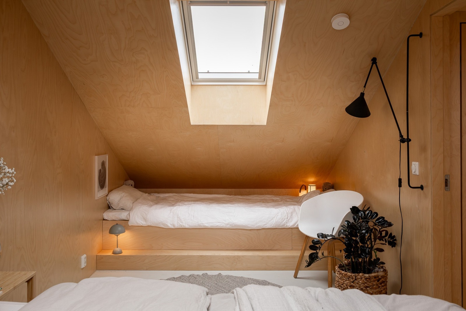 Soverom 2 (loft) har plassbygget seng- og sofakonstruksjon med oppbevaring i bakkant, samt romslig bod/walk-in-closet i tilknytning. Galleribilde