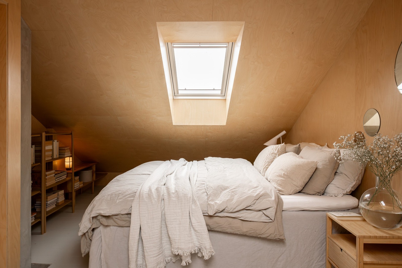 Godkjente plantegninger viser opprinnelig to rom på loftet. Ved behov for tre soverom kan det derfor enkelt settes opp vegg mellom rommene og tilbakeføres til opprinnelig løsning. Galleribilde