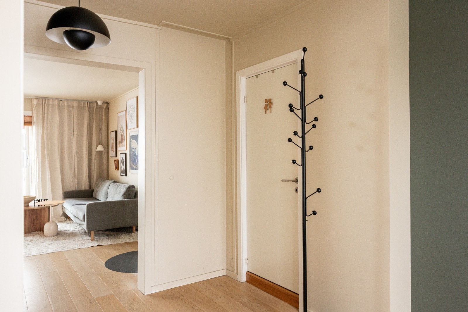 Entréen inne i boligen er lys og funksjonell med parkett på gulv og malte veggflater. Galleribilde