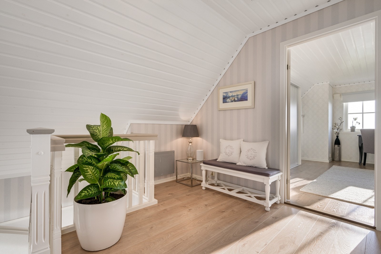 Her er vi på toppen av trappen hvor det også er plass for et lite hjemmekontor Galleribilde