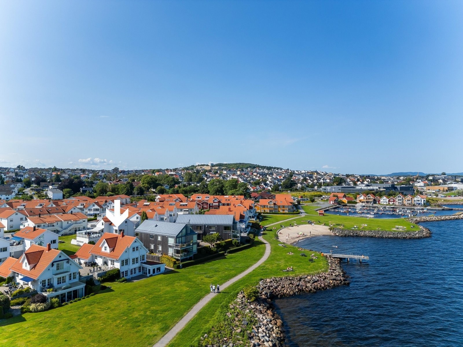 Flotte Strandparken 131 ligger ytterst i Strandparken mot frimområde og Kyststien til Åsgårdstrand Galleribilde
