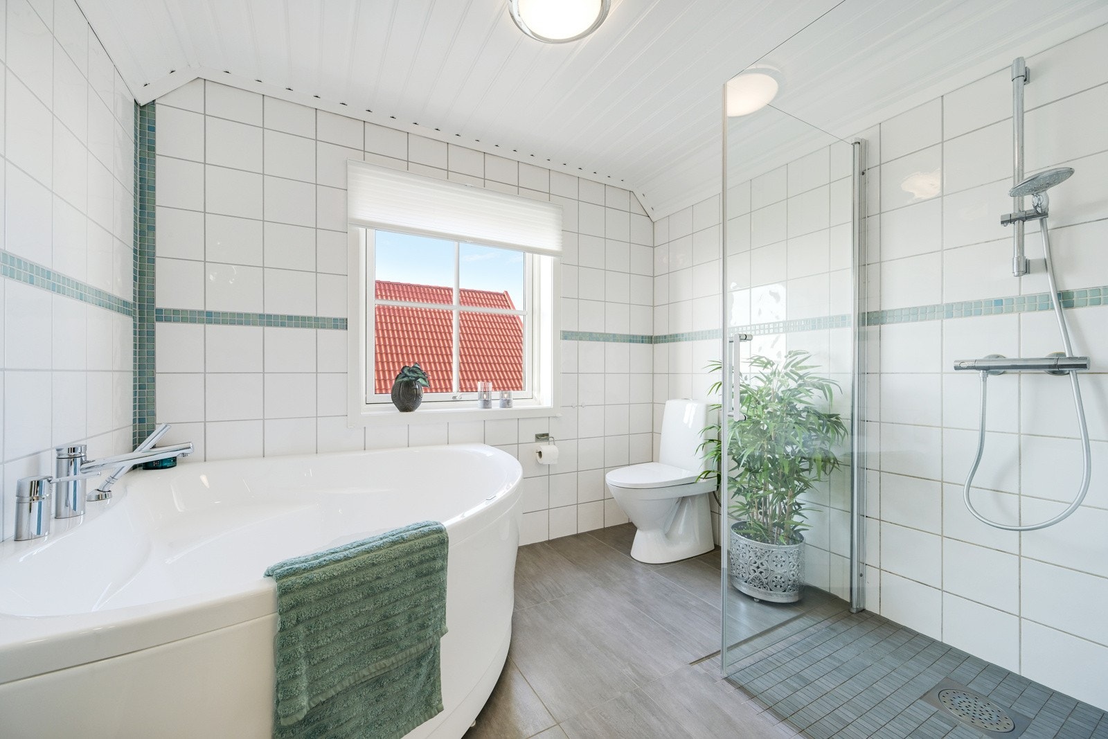 Badet ble pusset opp i 2016 og har både badekar og en romslig dusjnisje Galleribilde