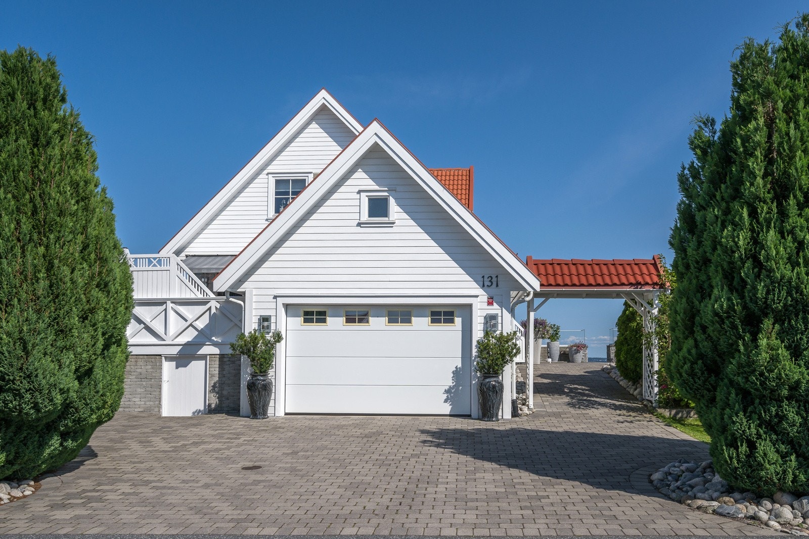 Romslig garasje med nyere port og el. bil lader - det er også plass for ekstra parkering på gårdsplassen Galleribilde