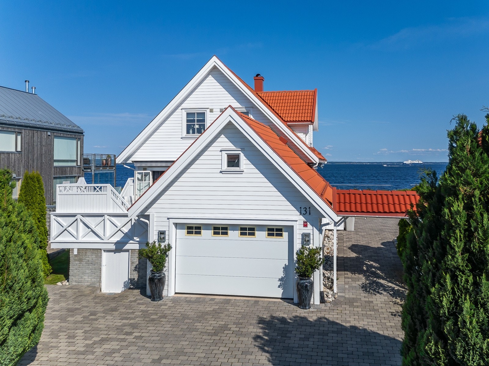 Dette bilde er fra motsatt side og mot vest - til venstre for garasjen er det nok en solrik uteplass Galleribilde