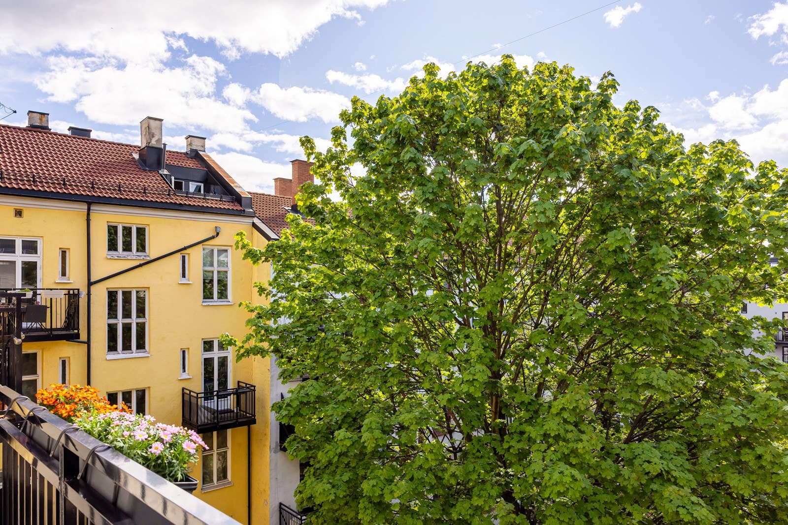 Leiligheten vender mot rolig omgivelser og ligger i indre gård, noe som sikrer deg fred og ro i hverdagen. Galleribilde