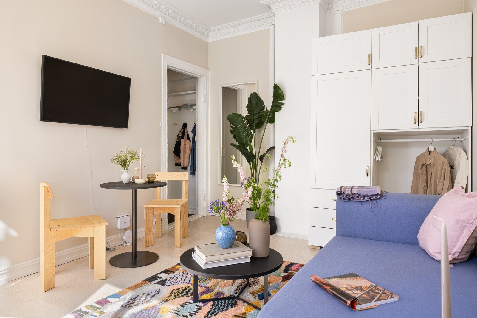 Plass til seng av god størrelse samt gode oppbevaringsmuligheter, i tillegg til sofa med naturlig avstand til tv-vegg. Galleribilde