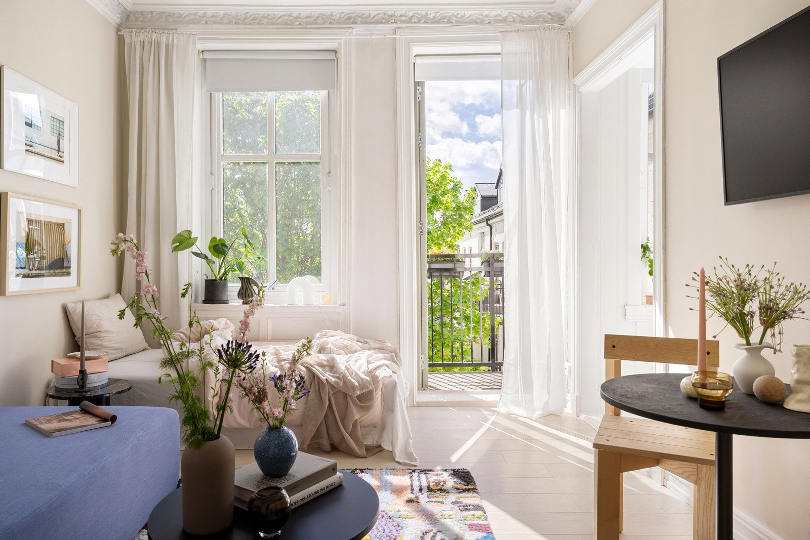 En flott, privat balkong på 3,5 kvm i byggets 4 etasje beliggende høyt og fritt i tiknytning til stuen. Galleribilde