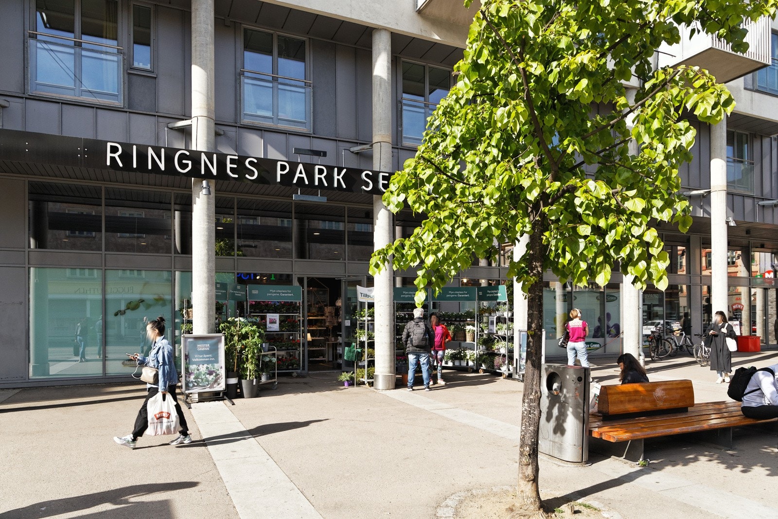 Steinkast unna populære restauranter, barer og caféer, samt en rekke nisjeforretninger. Galleribilde