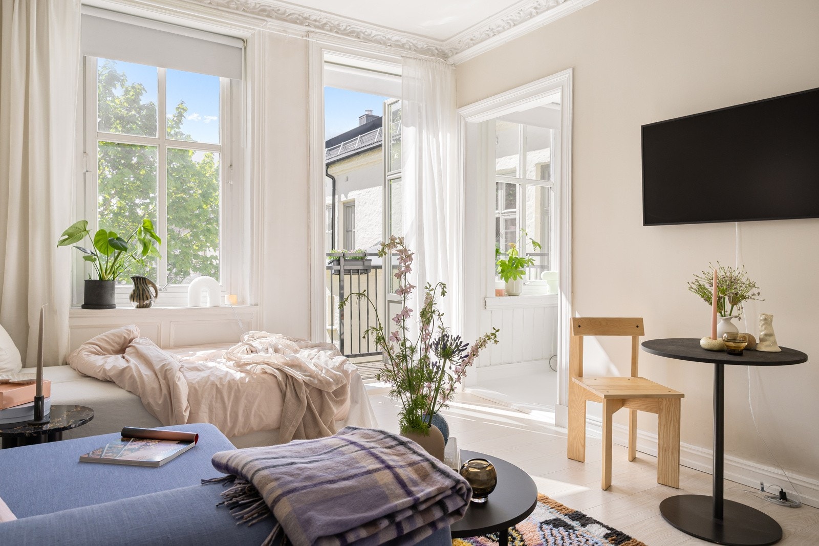 Store vindusflater med frodig utsyn kombinert med generøs takhøyde sikrer lys og luftig følelse. Galleribilde