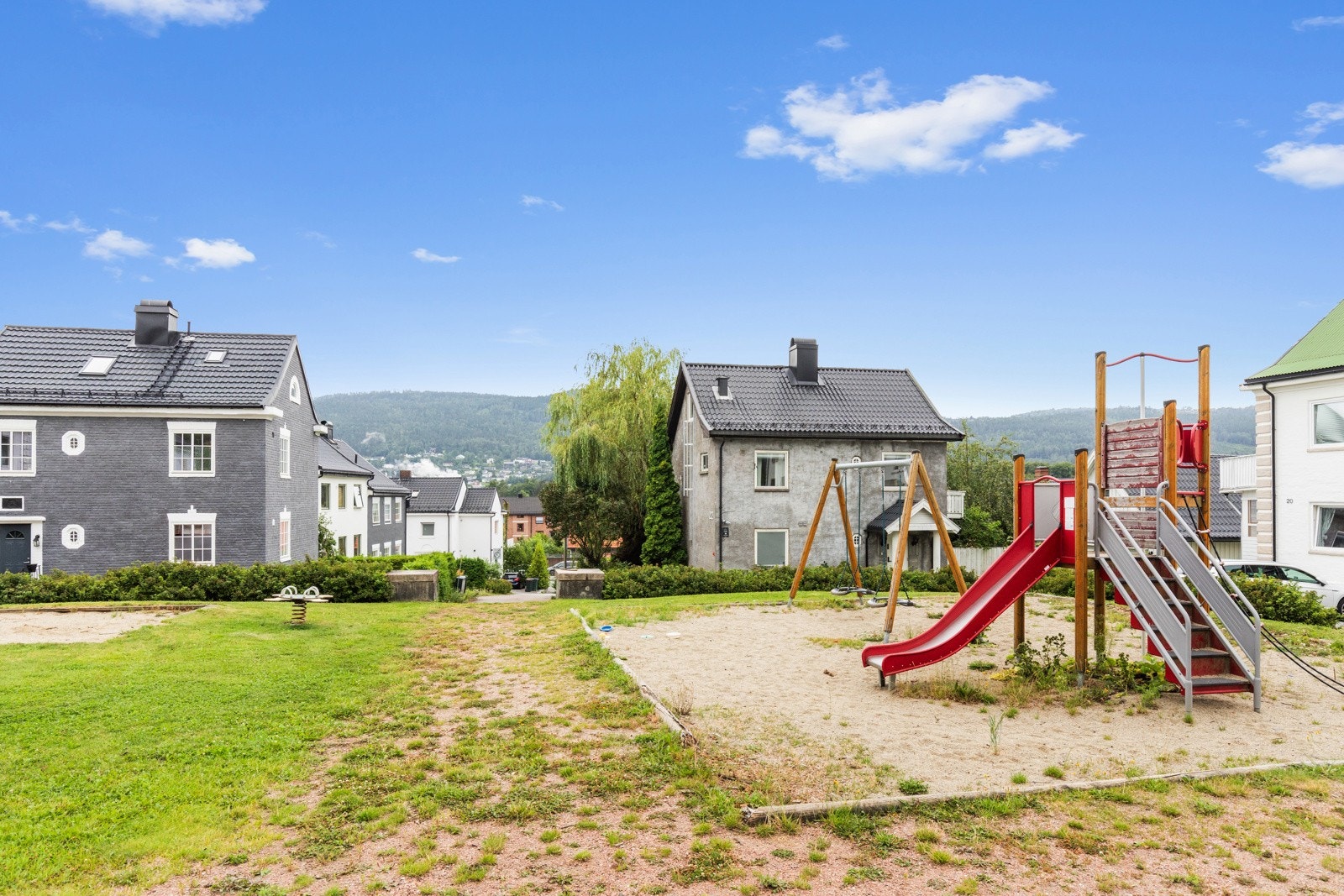 Nærområdet rommer en lekeplass foro de minste Galleribilde