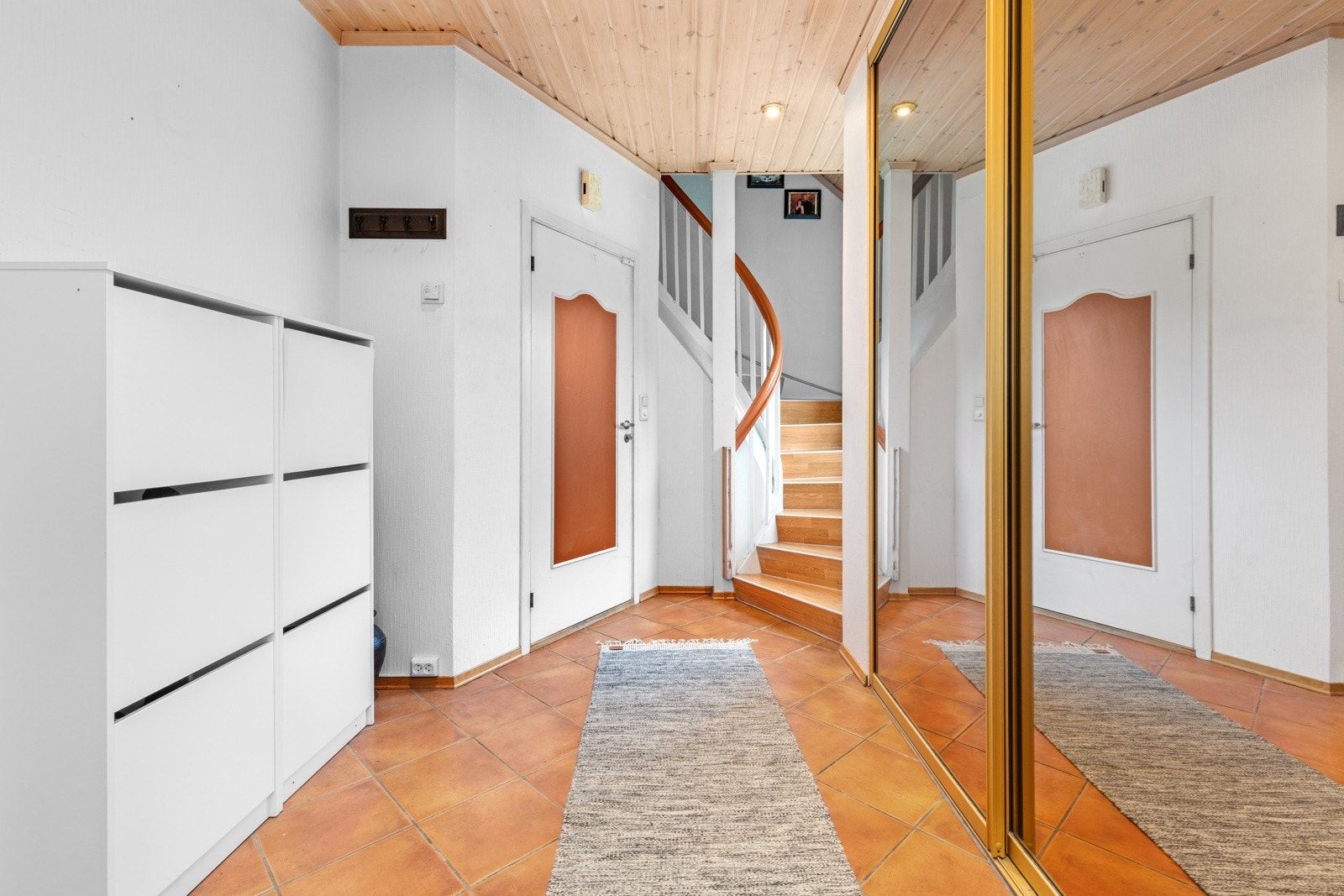 I 2.etasje er det en romslig gang med garderobeskap og trapp opp til loftet. Galleribilde