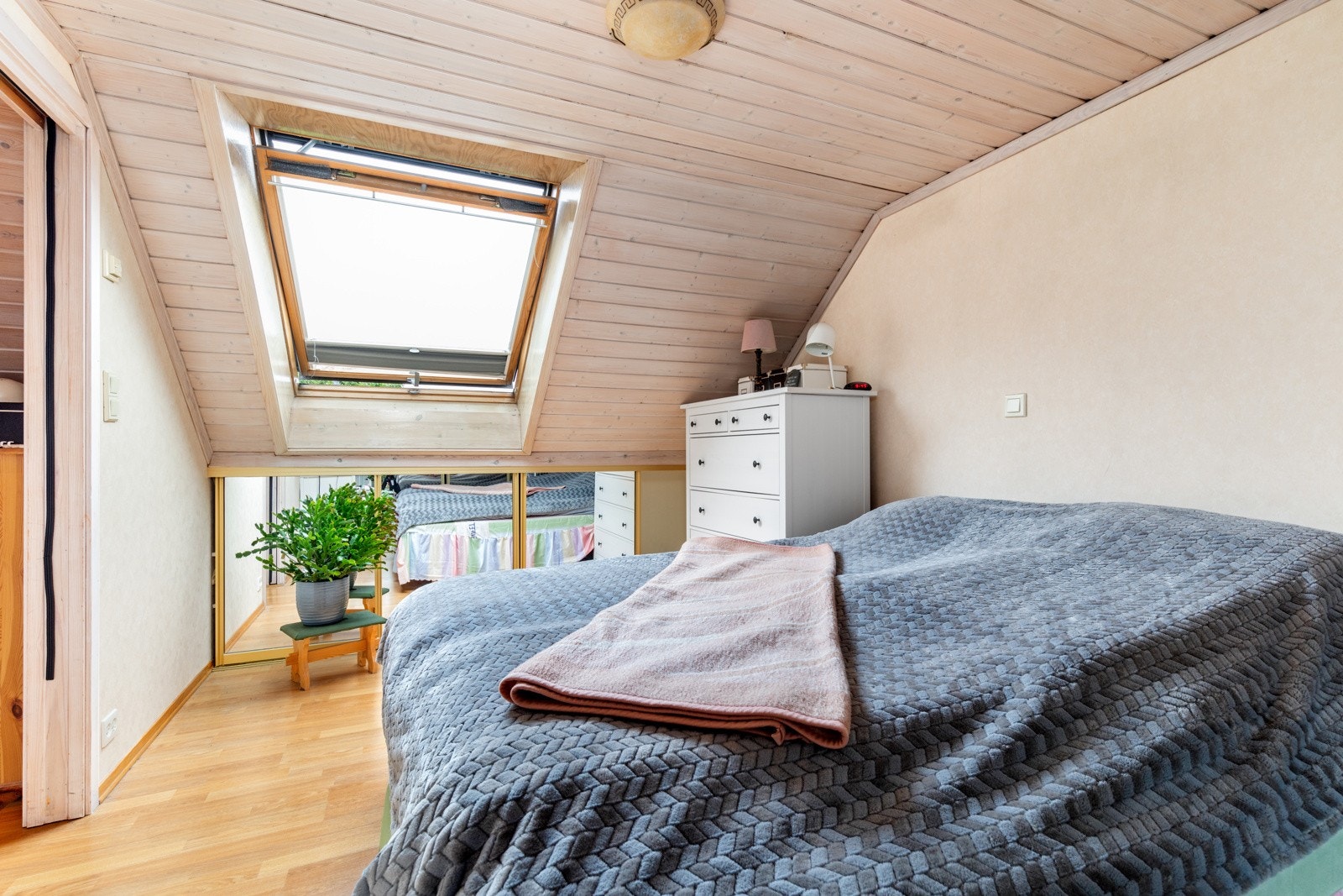 Innredet rom med takvindu Galleribilde