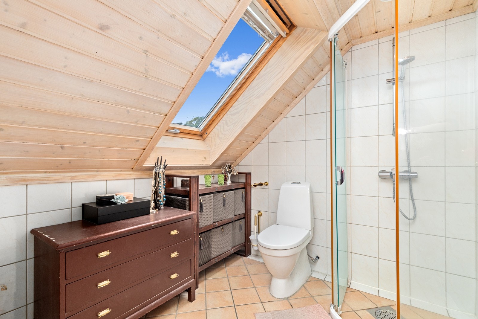 Bad med takvindu Galleribilde