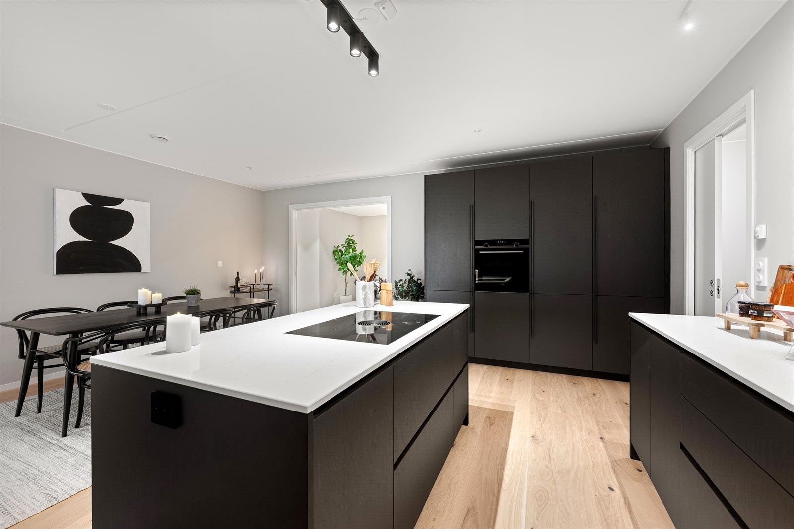 Det er godt med skap- og benkeplass, samt effektivt utformede arbeidssoner Galleribilde