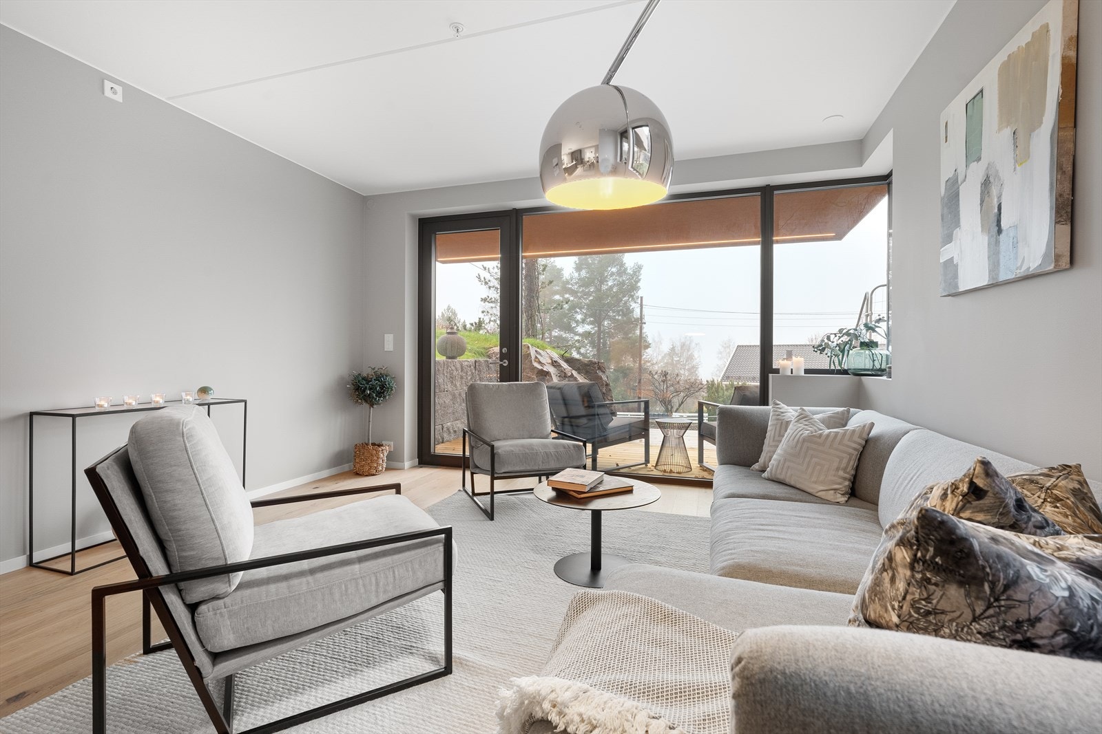 Leiligheten har en meget god planløsning med en åpen og sosial L-formet stue/kjøkken løsning i naturlige soner/inndeling Galleribilde