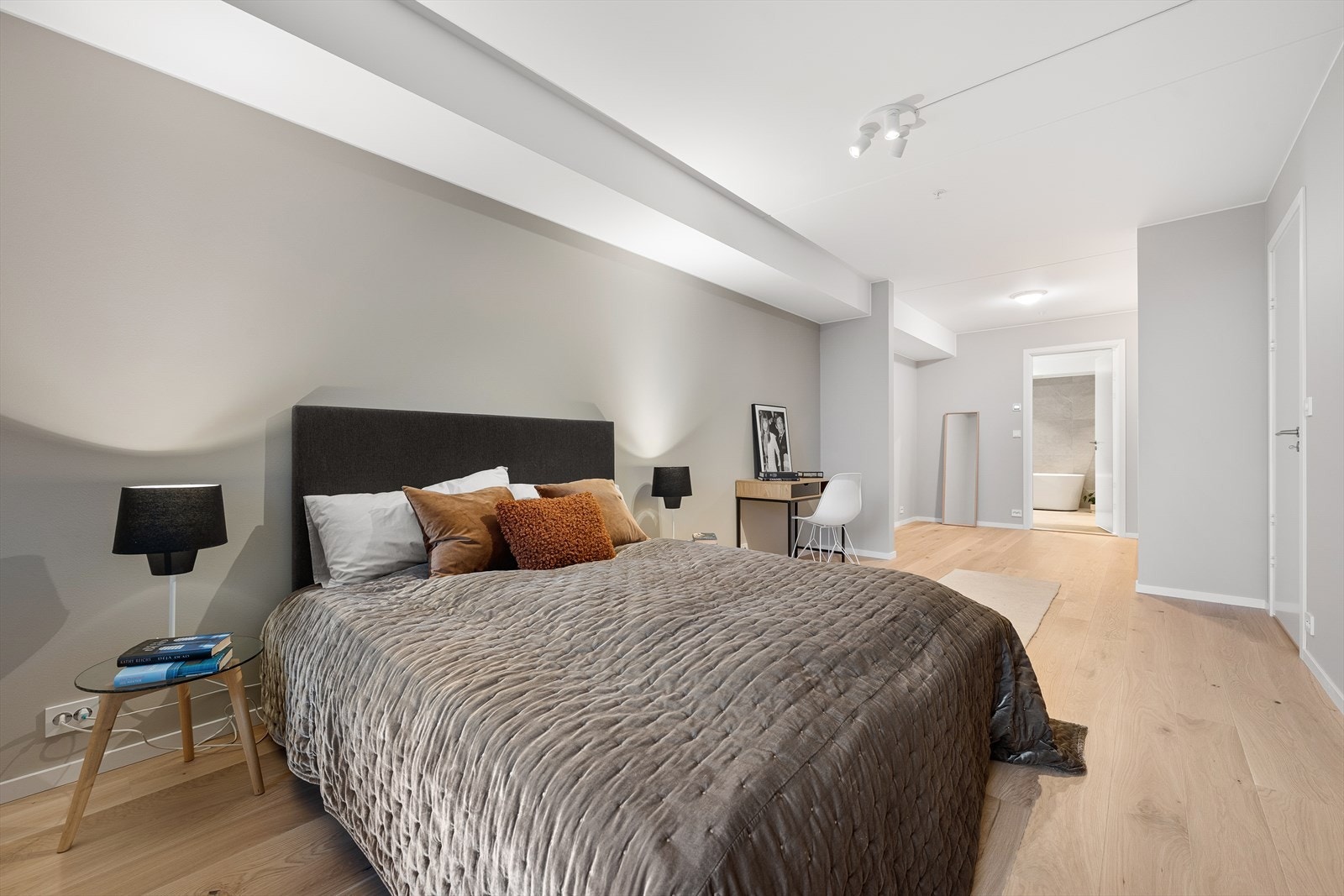 Det er god plass til stor dobbeltseng med tilhørende nattbord og skrivebord Galleribilde