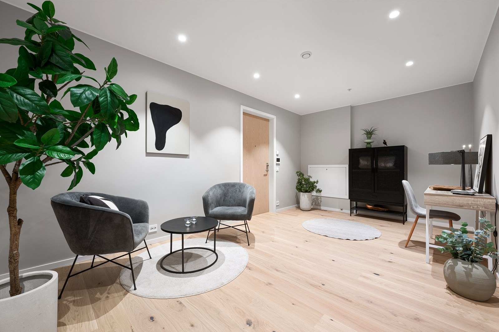 Leiligheten disponerer i tillegg en bod på ca. 7 m² med enkel tilkomst på samme plan, samt parkeringsplass i felles garasjeanlegg i underetasjen med heisadkomst Galleribilde