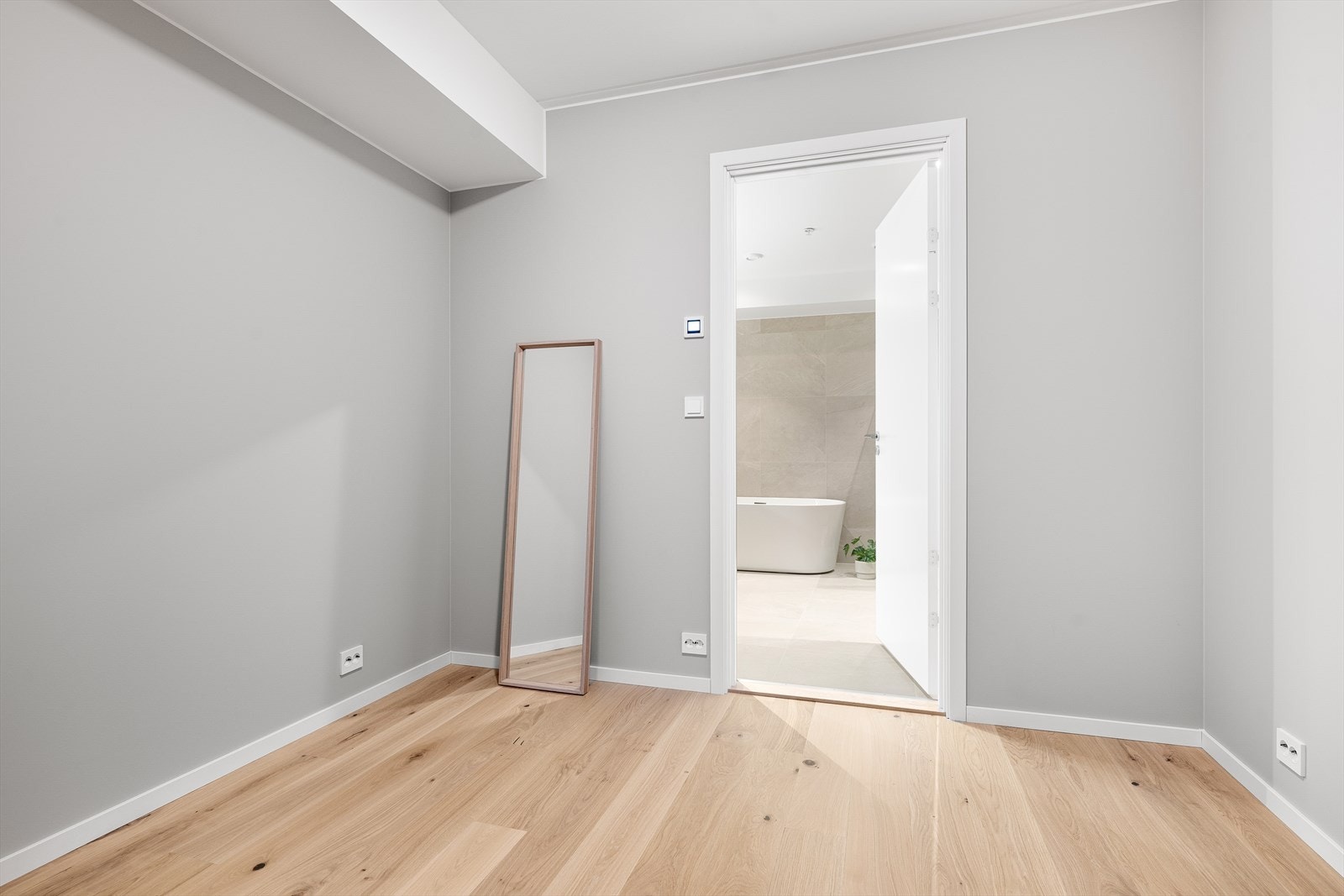 Romslig garderoberom med god plass til garderobeskap og ønsket innredning Galleribilde